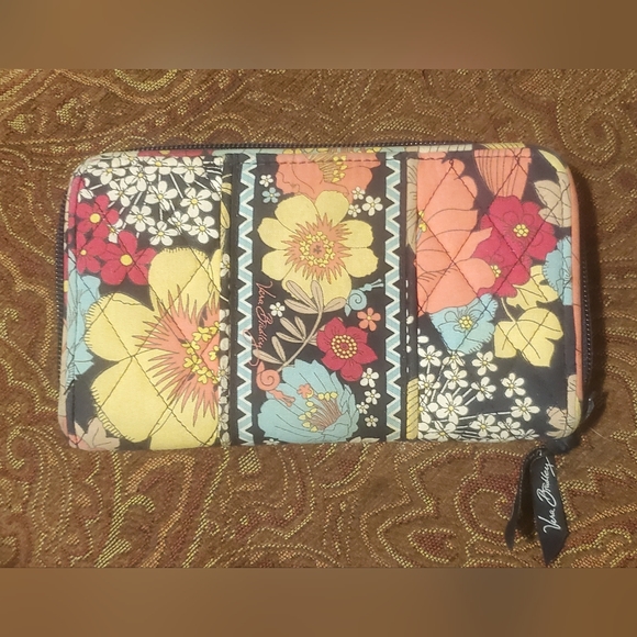 Vera Bradley Happy Snails Accordian Zip Around Wallet. - Picture 1 of 16